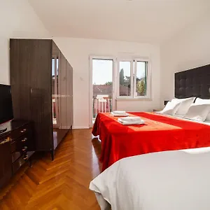  Apartment Alithia